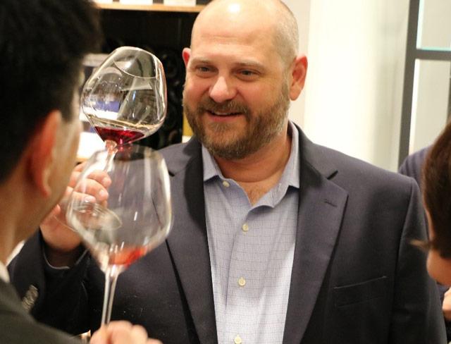 ワインを飲み交わすハーウェル氏