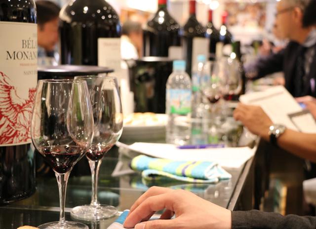 プリムールテイスティングを疑似体験している様子