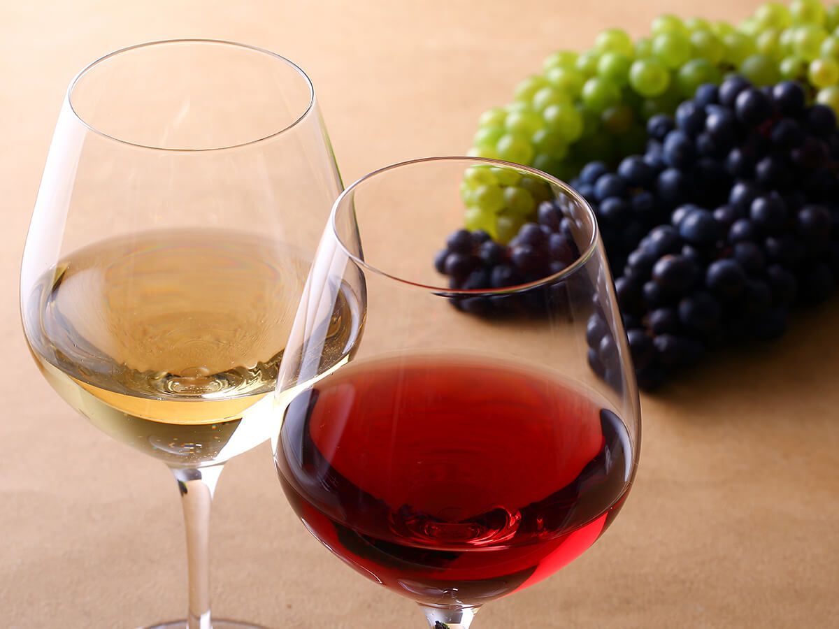 ワインの染み_赤ワインと白ワイングラス