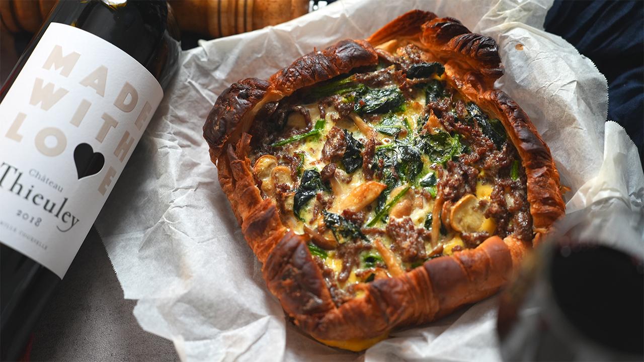 ミート仕立てのデニッシュキッシュとワイン