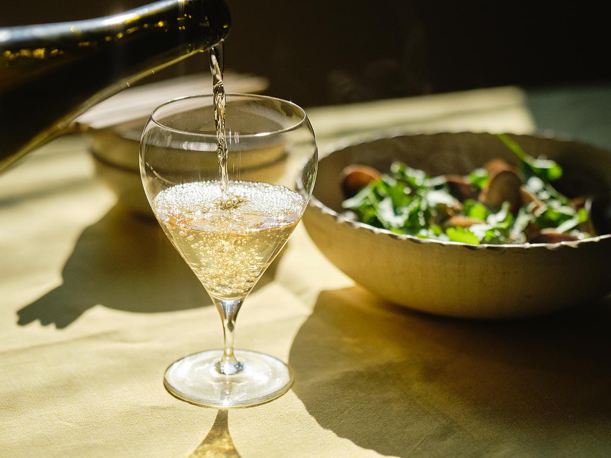 白ワインが注がれているところ