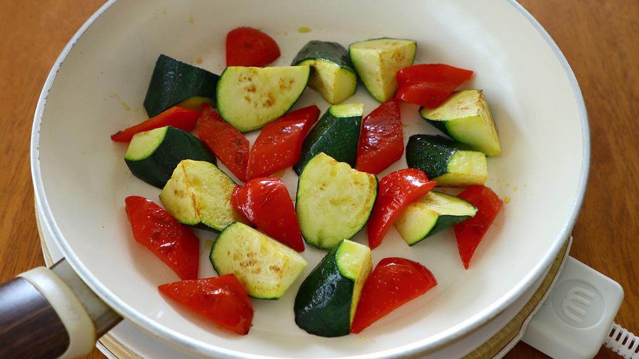 蒸し鶏と夏野菜の柚子こしょう和え＿工程①