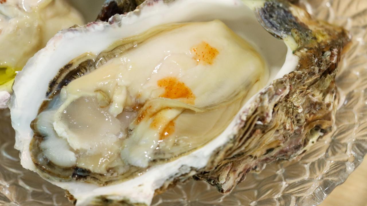 タバスコがかかった生牡蠣