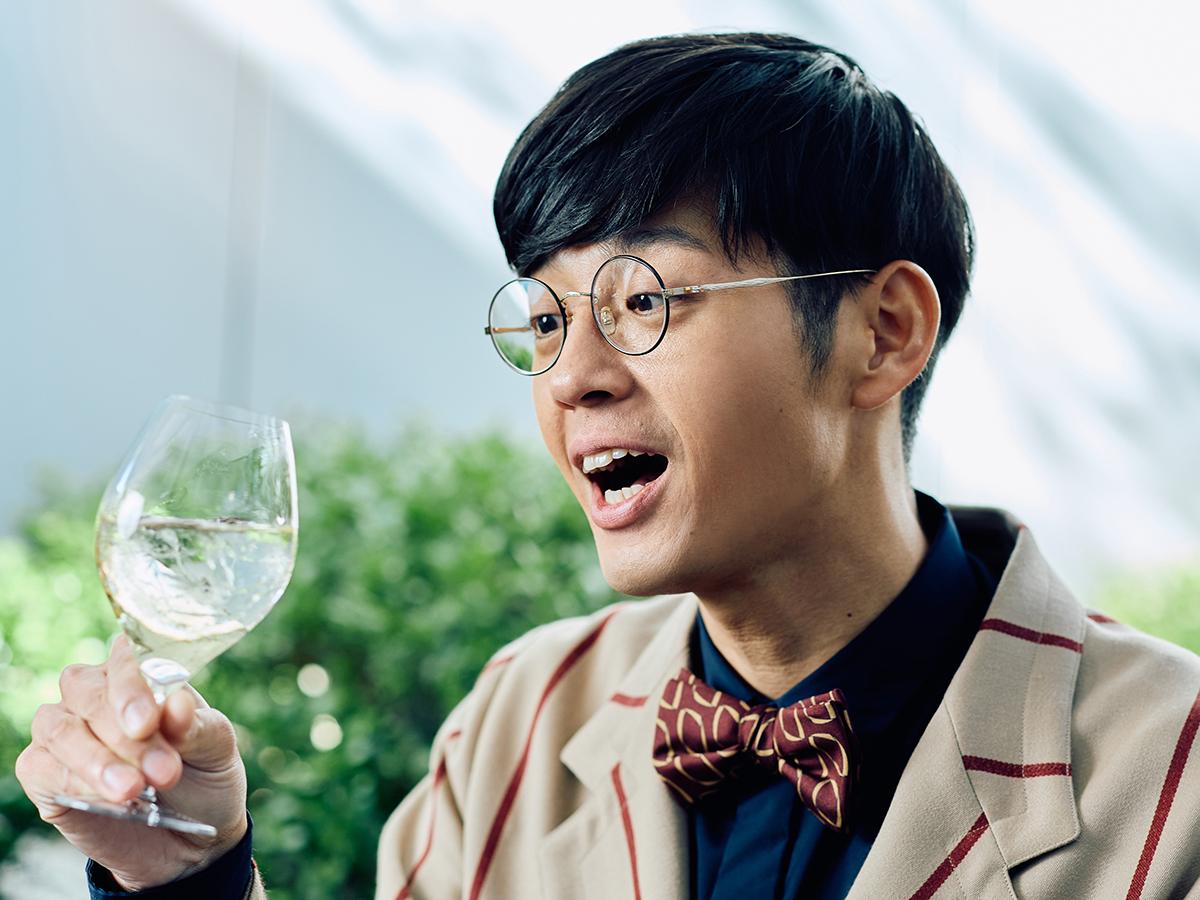 白ワインに氷を入れて楽しんでいる様子