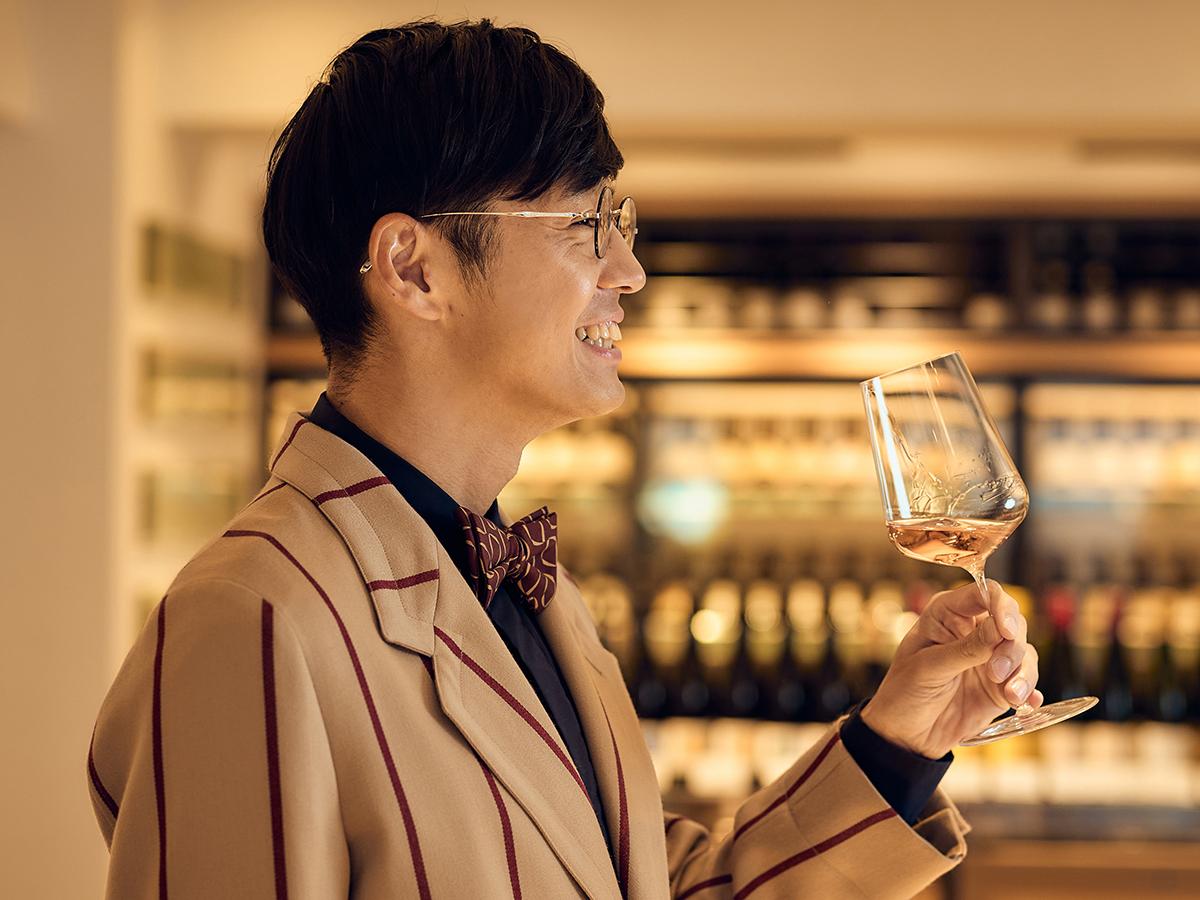 ロゼワインを飲んでいるところ