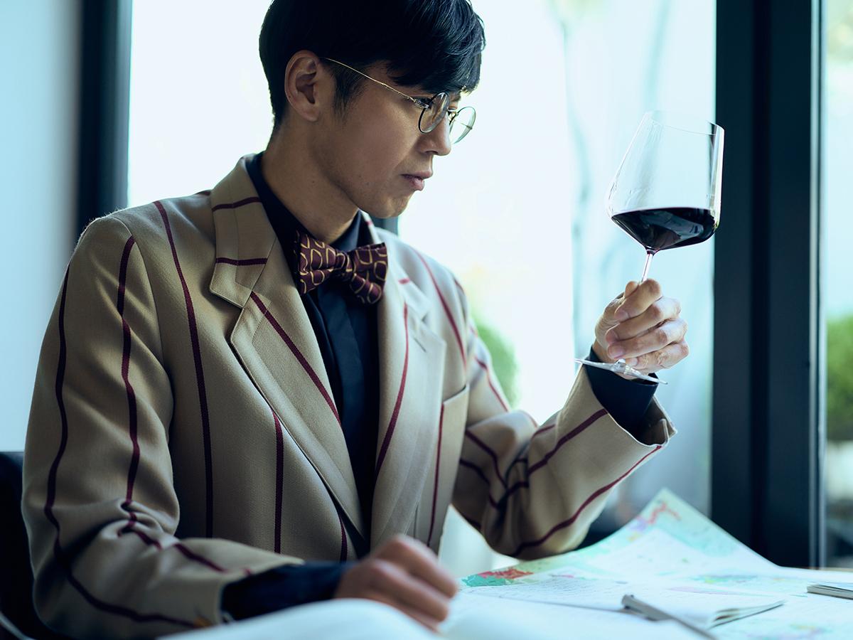 ワインをテイスティングする様子