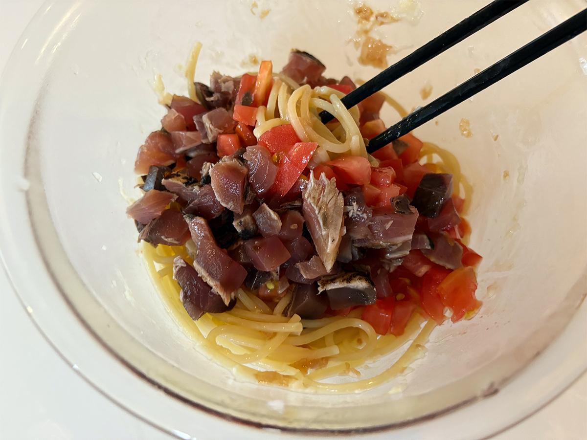 かつおのたたきとトマトの梅バターパスタ_工程