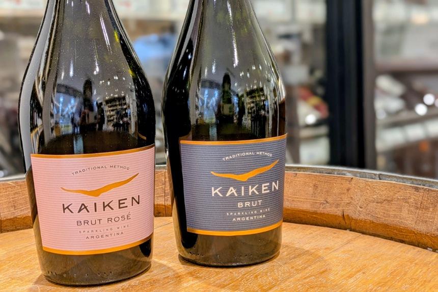 店内に並んだカイケンシリーズのワインボトル写真