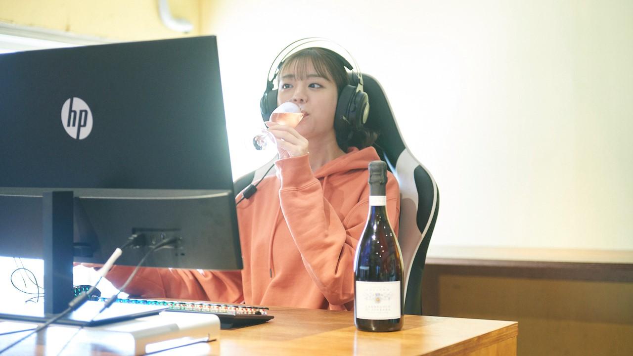 ワインを飲む貴島さん