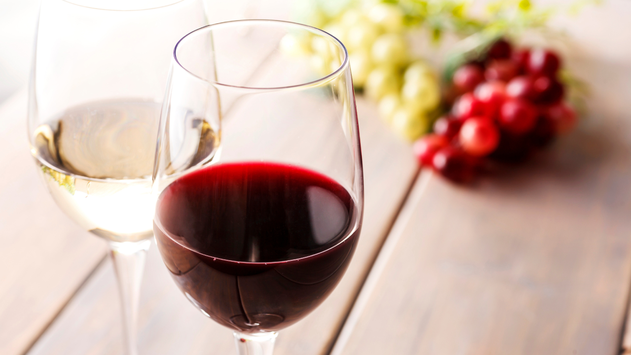 赤ワインと白ワインの画像
