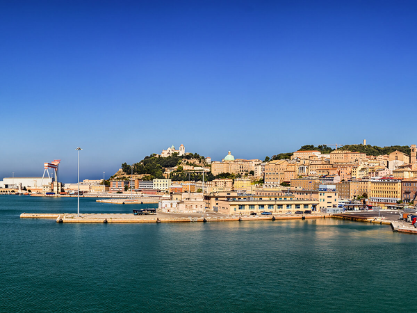 アドリア海に面する港町！イタリア・マルケ州で造られるワインの特徴