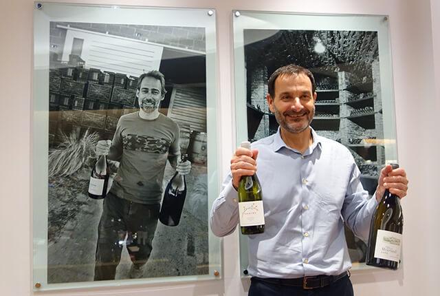 ボトルを手にするジャン・マルク・ルーロ氏