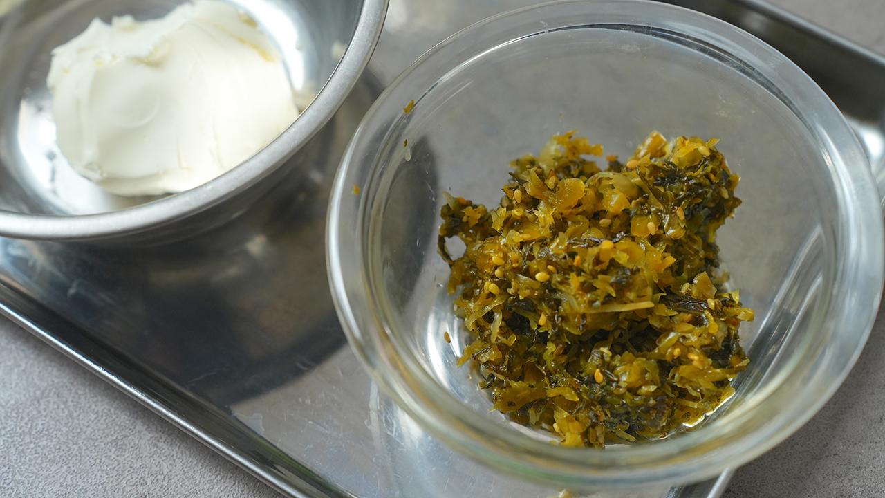 高菜漬けとクリームチーズのブルスケッタ_工程