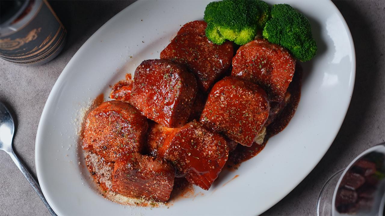 厚切りランチョンミートの赤ワインデミ風ソース