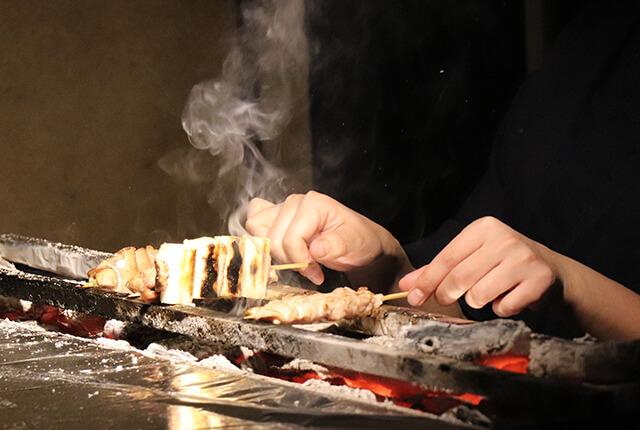 焼き鳥を焼く様子