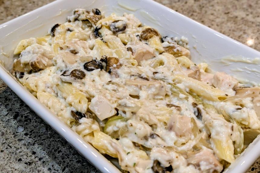 チーズを乗せ、オーブンで焼く前のグラタン