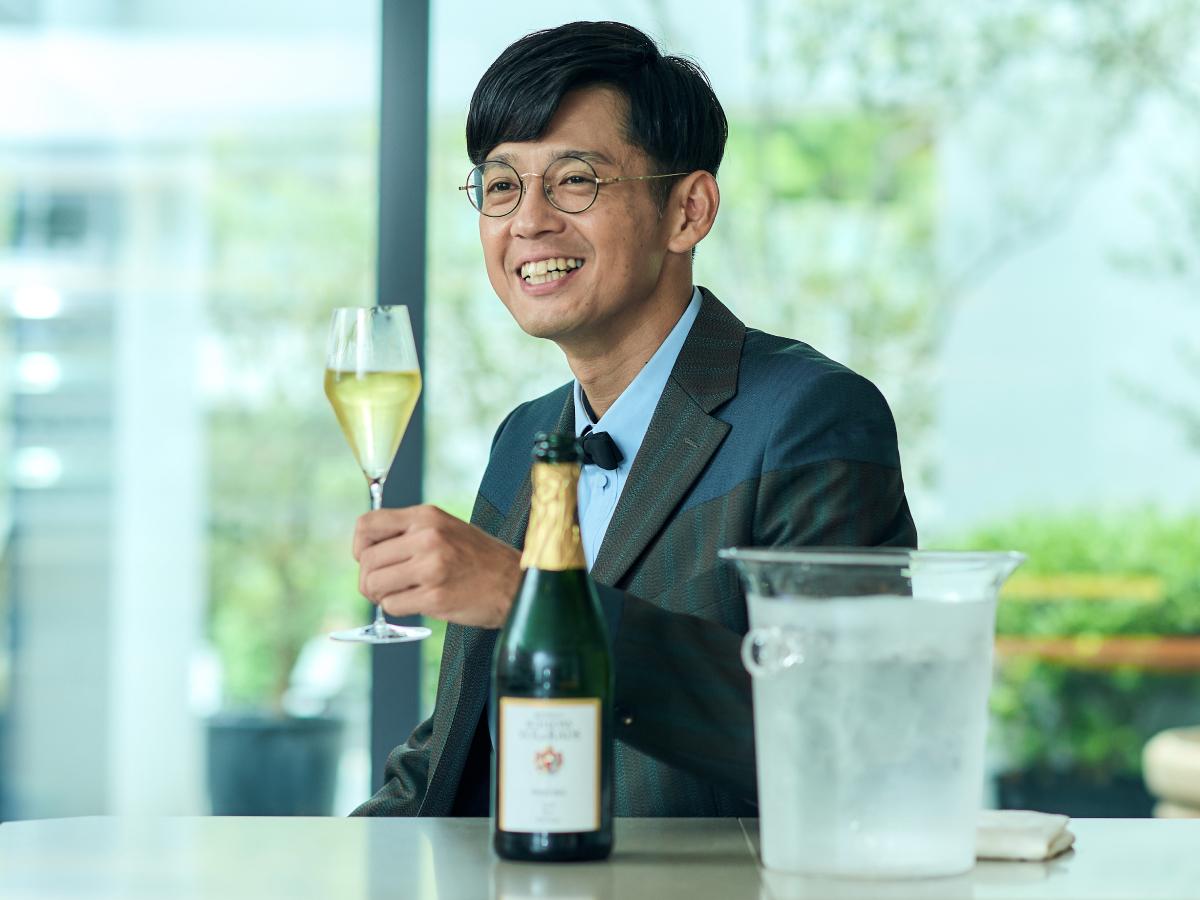 ワインを飲む桑原さん