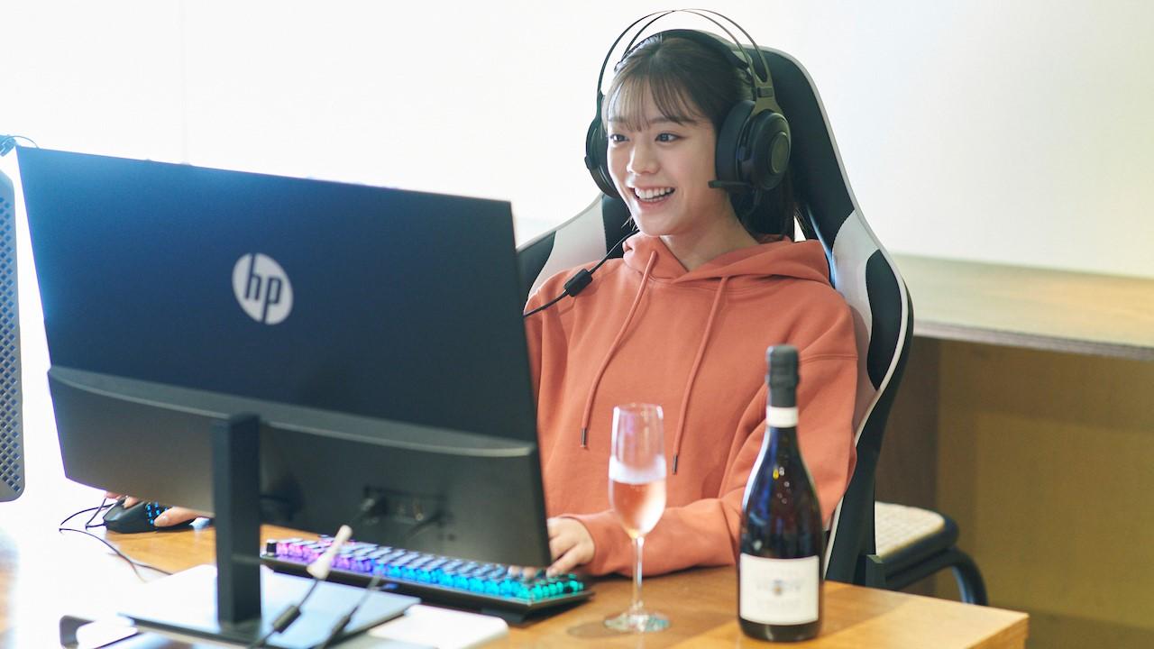 ゲームをする貴島さん