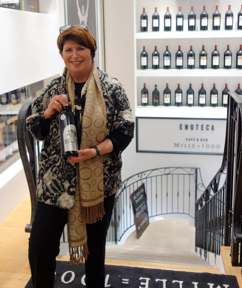 ボトルを持つセールスマネージャーの女性