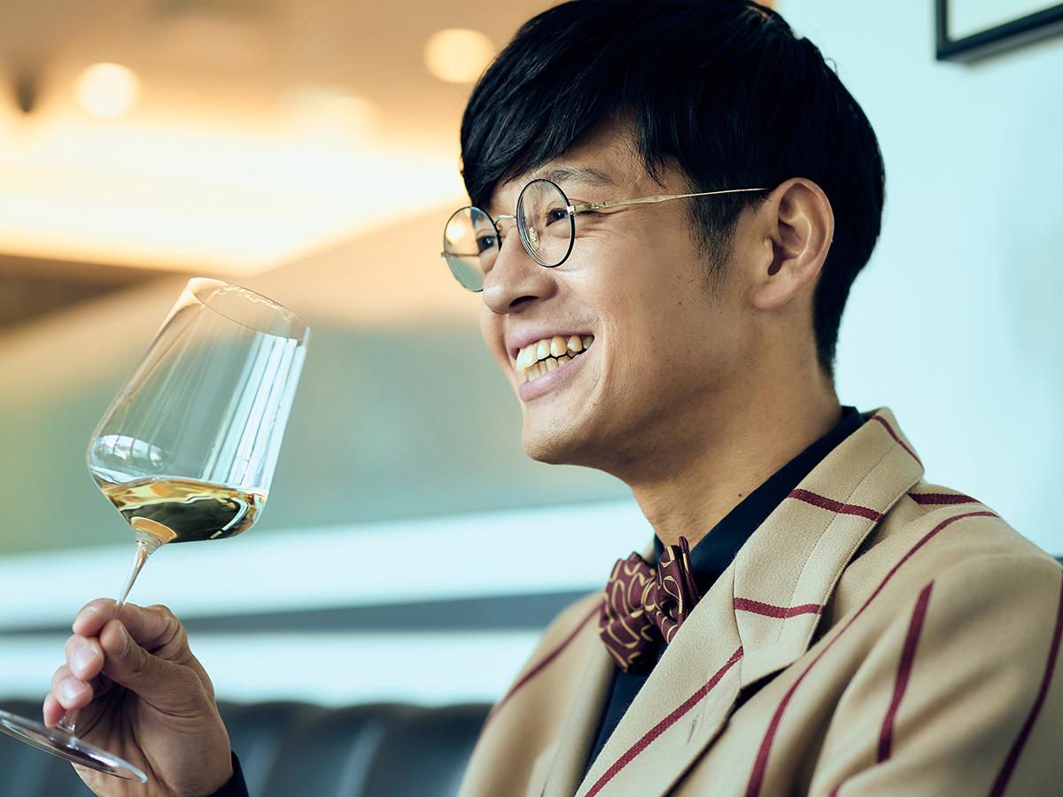 白ワインを飲む桑原さん