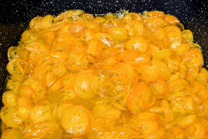 煮込んでいる鍋の様子