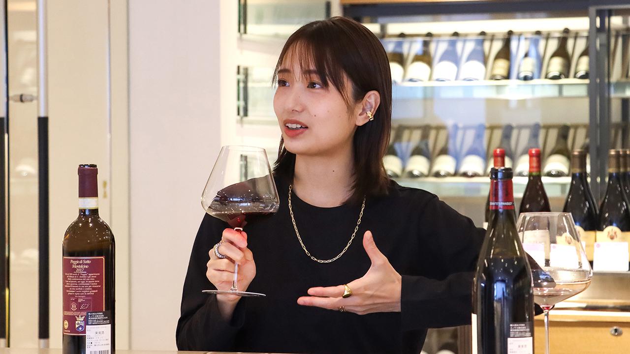 ワインの感想を話す長谷川あかりさん