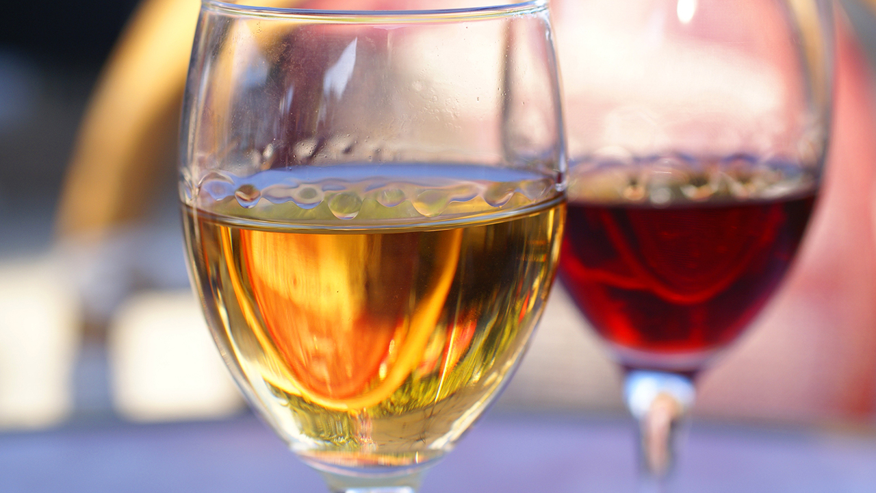 白ワインと赤ワインのグラス