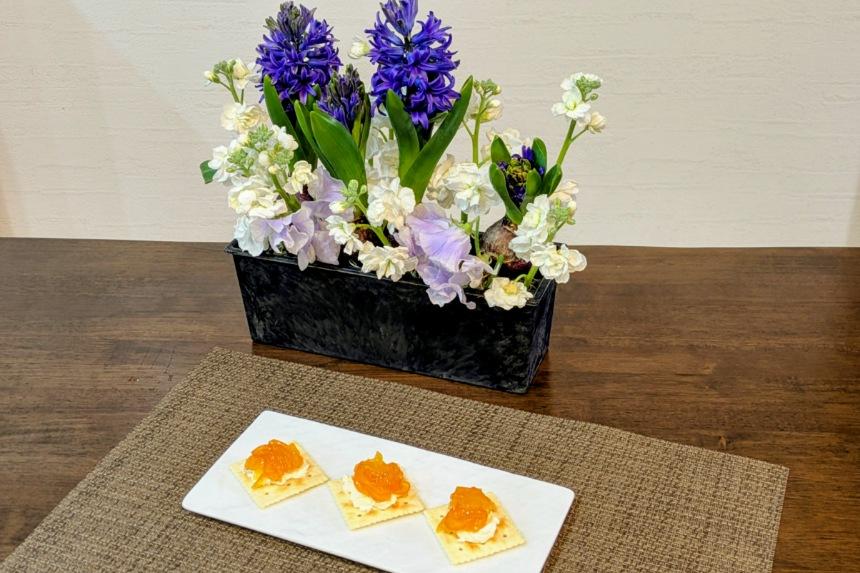 平皿に盛り付けたクラッカーの金柑ジャム＆クリームチーズ乗せ