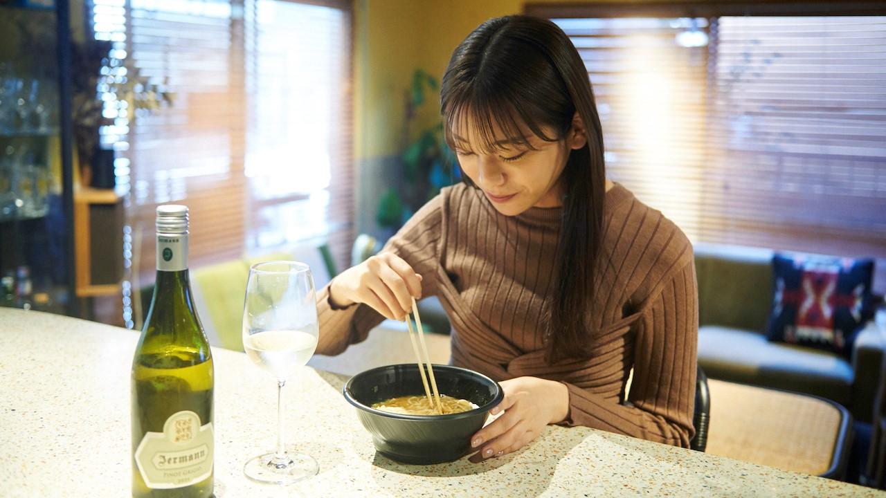 ラーメンを食べる貴島さん