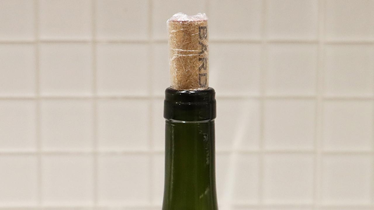 コルクにラップを巻いてさした様子