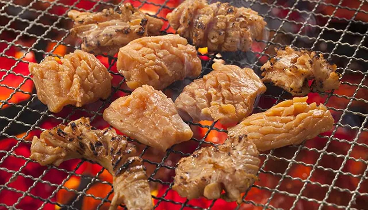 ホルモンを焼いている様子