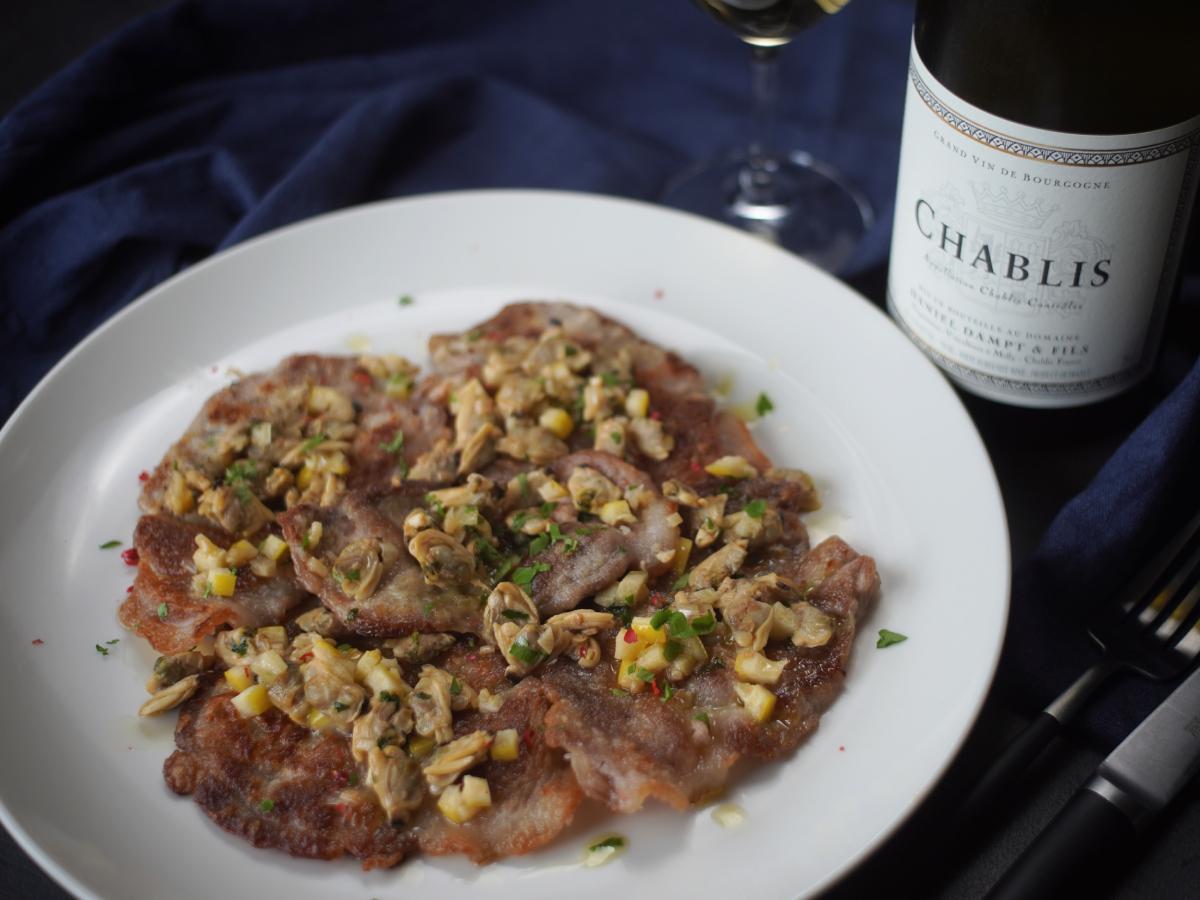 アサリレモンソースで食べる豚肉のソテーとシャブリ