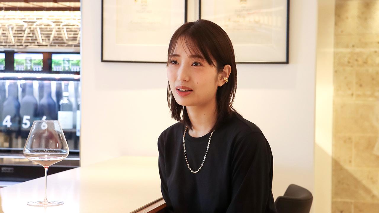 インタビューを受ける長谷川あかりさん
