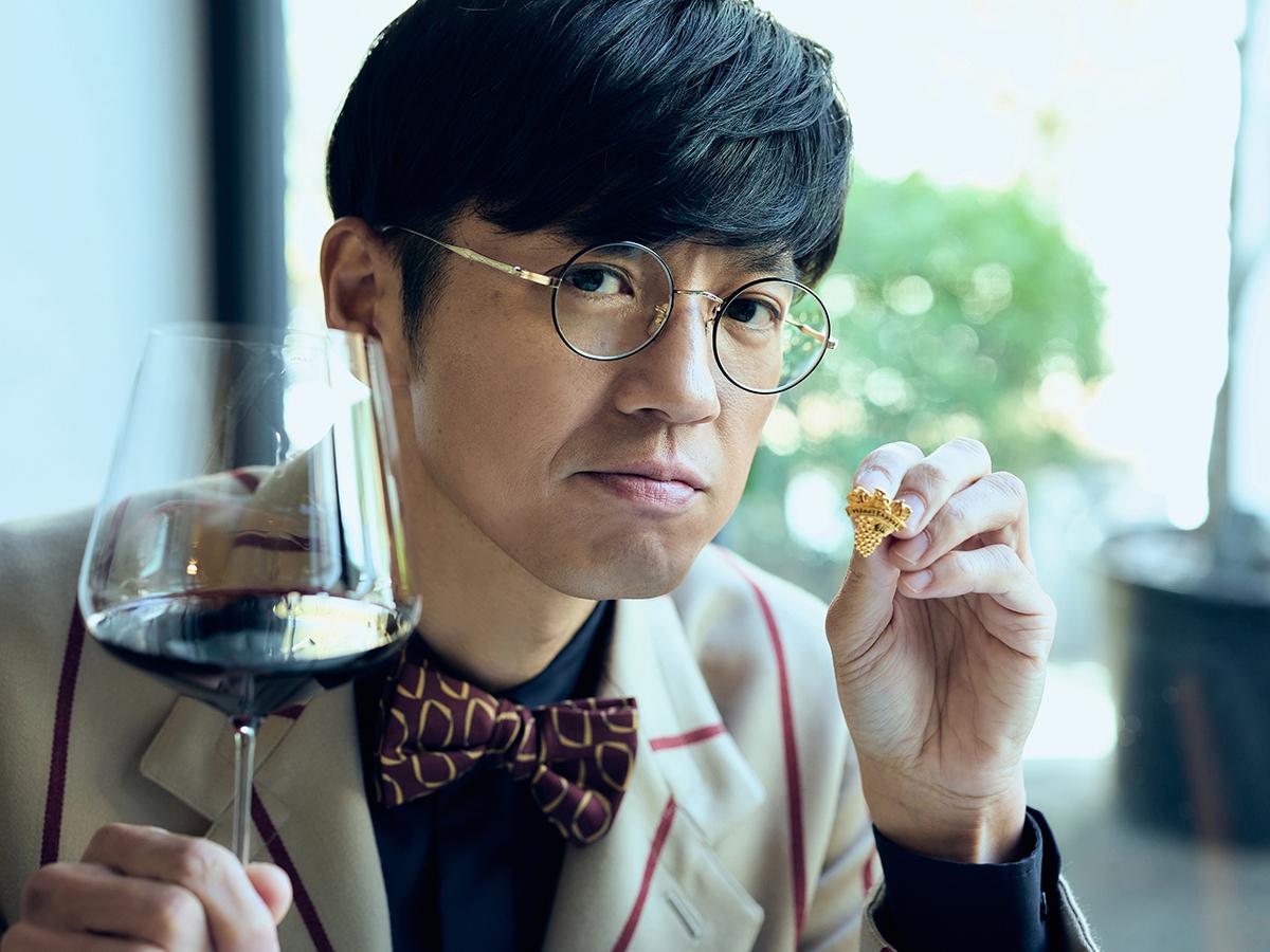 ソムリエバッジを持つ桑原さん