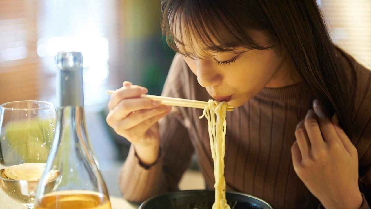 ラーメンを食べる貴島さん