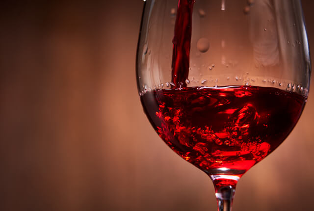 赤ワインが注がれているワイングラス