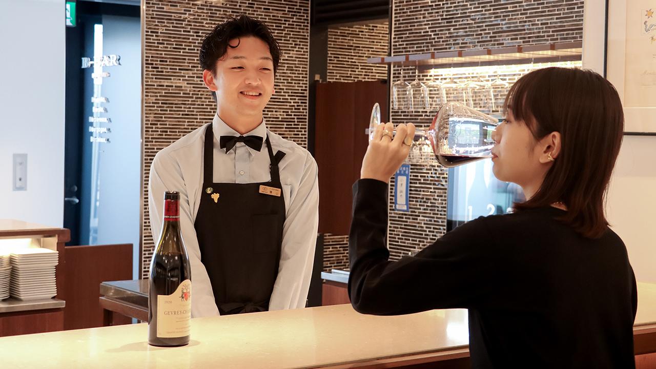 ワインを飲む長谷川あかりさん