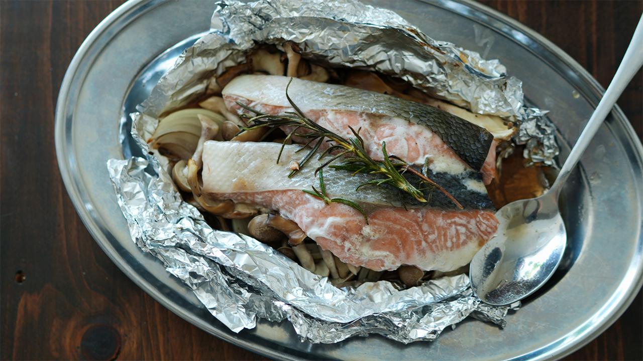 秋鮭ときのこの赤ワインバター包み焼き