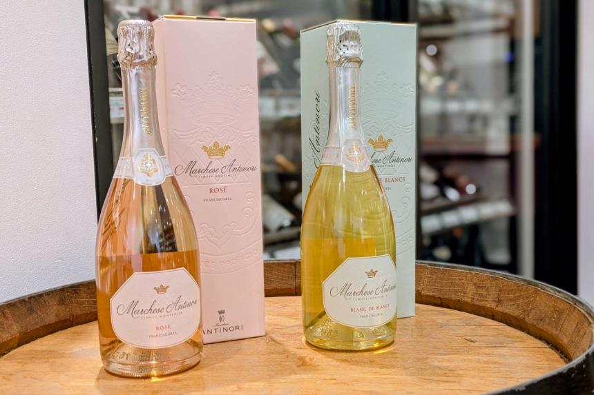 店内に置かれたワインボトル写真