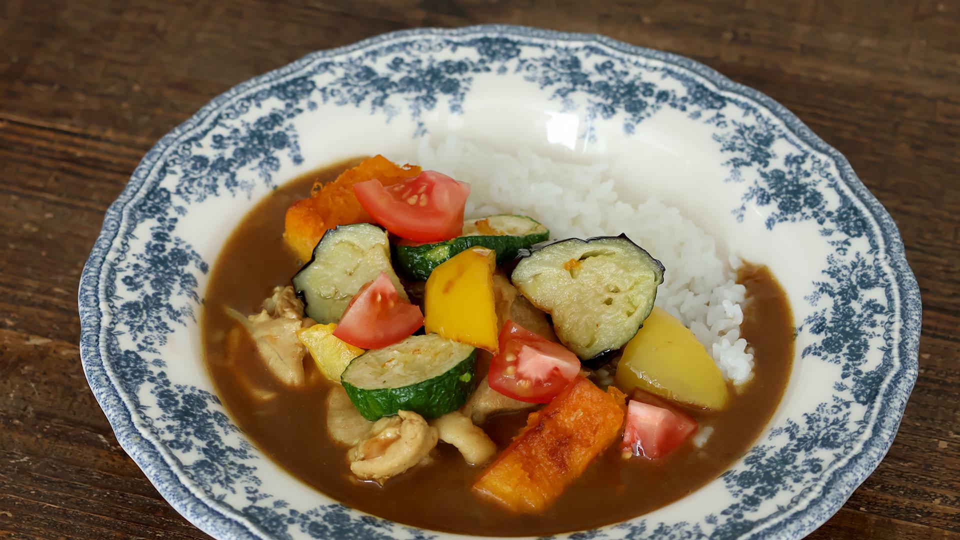 玉ねぎとチキン入りのシンプルなカレー