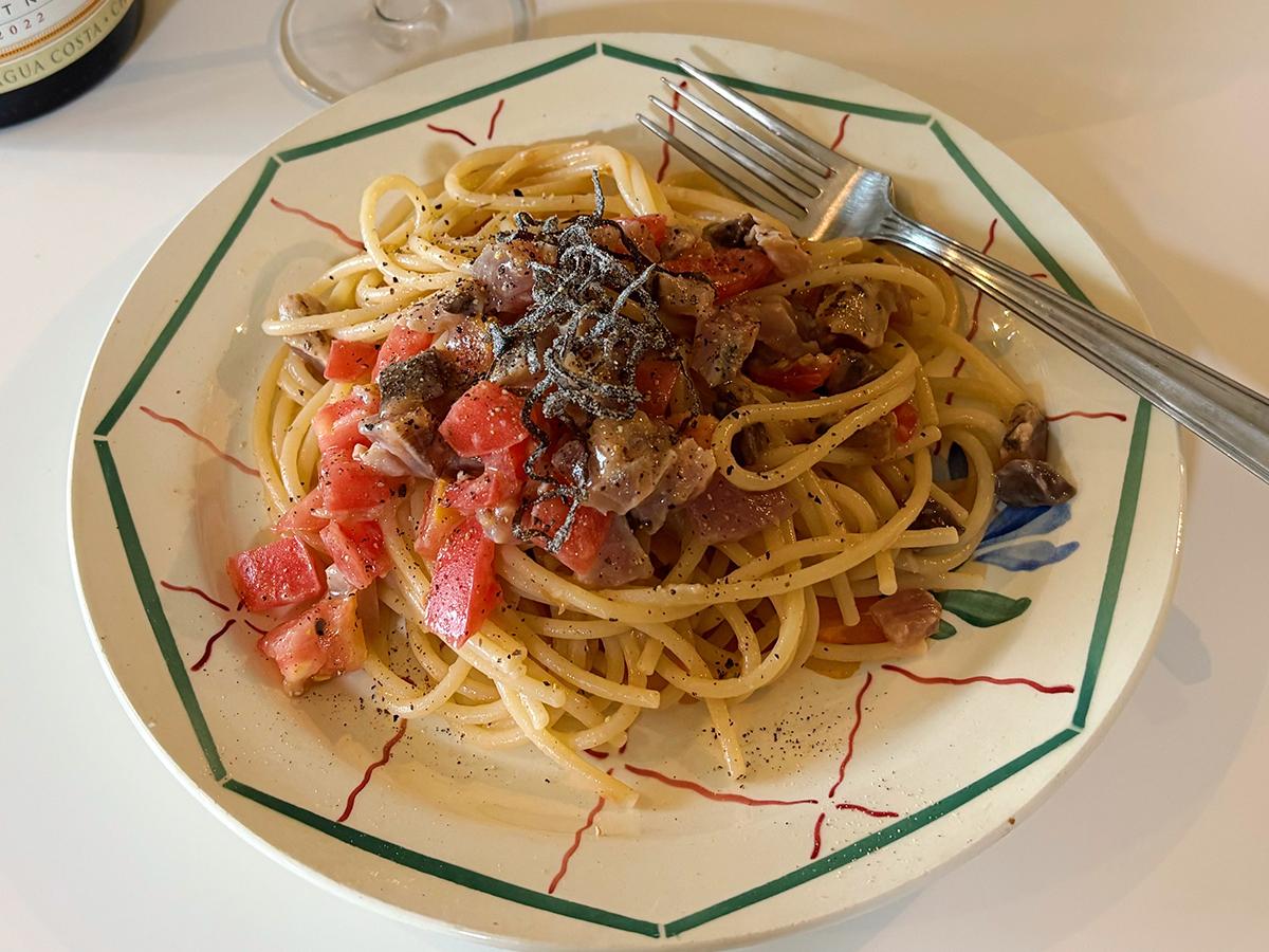 かつおのたたきとトマトの梅バターパスタ
