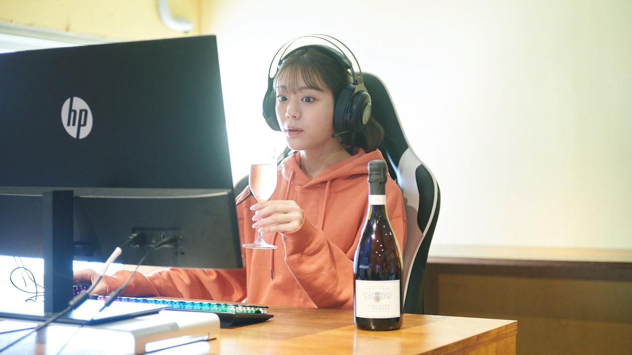 ワインを飲んでいる様子