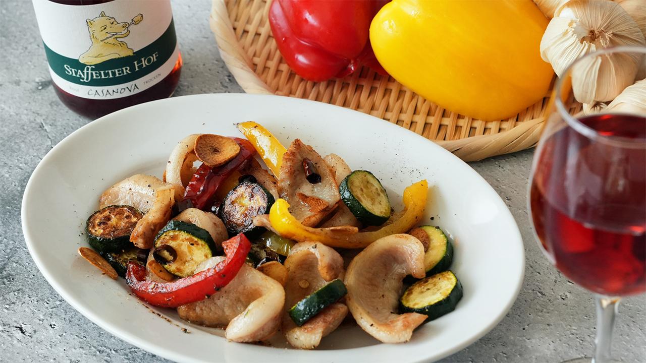 豚トロと夏野菜のクミン香るペペロンチーノ炒めとロゼワイン