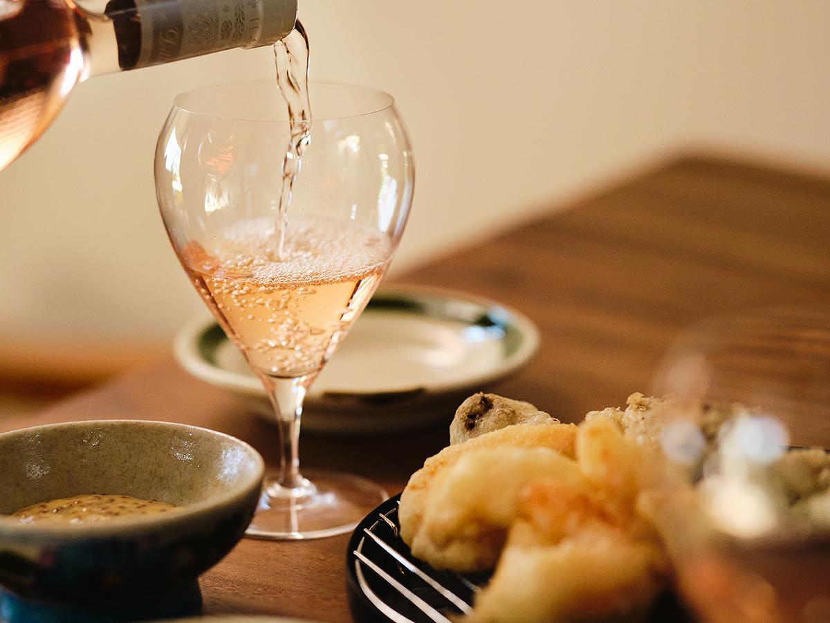 ロゼワインを注いでいるところ