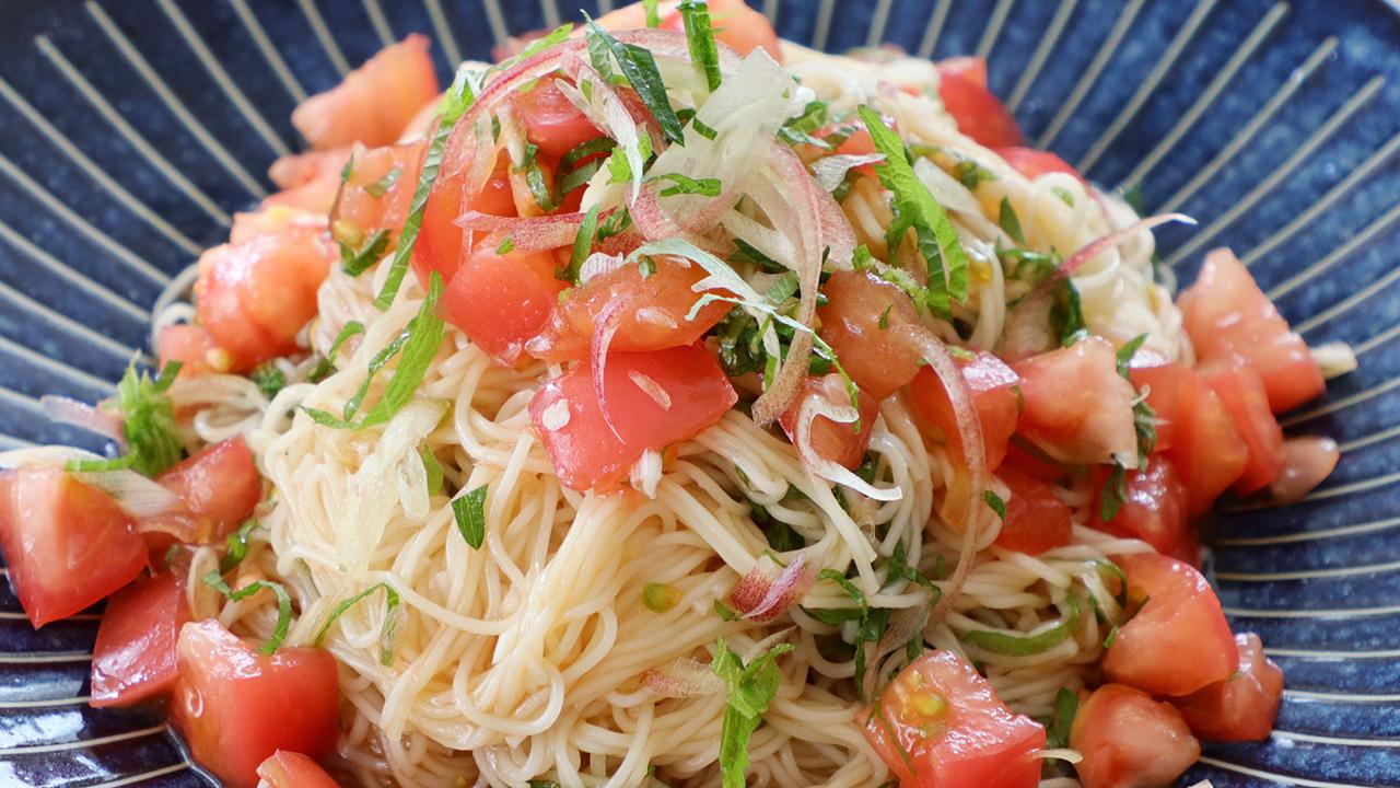 シソとトマトの冷やしそうめん