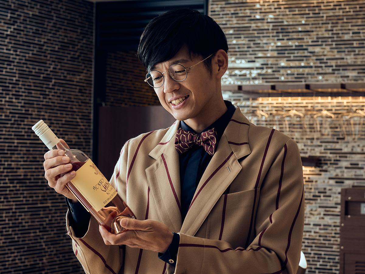 ロゼワインを持っているところ