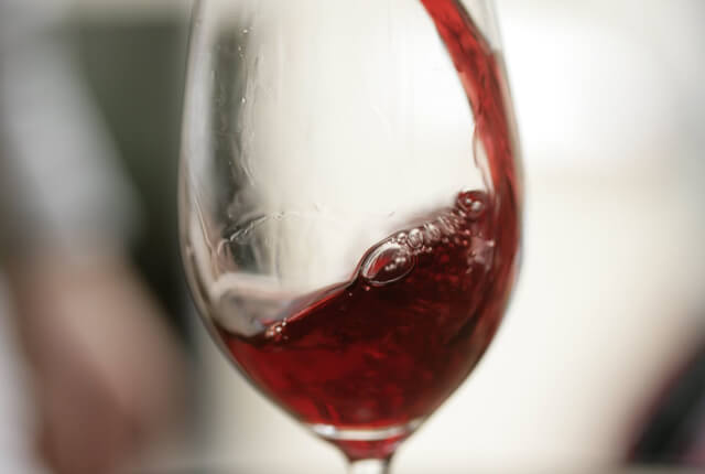 赤ワインが入ったグラス
