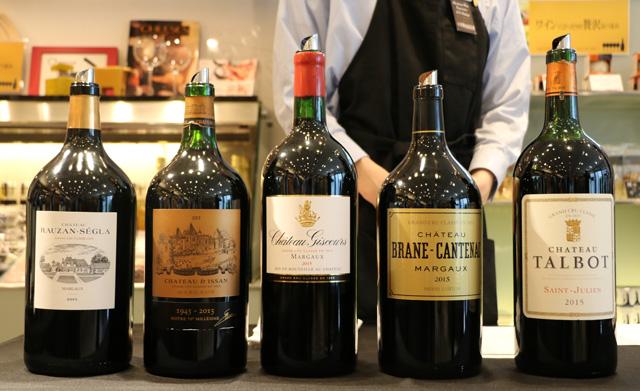 ビッグボトル5本が並んでいる