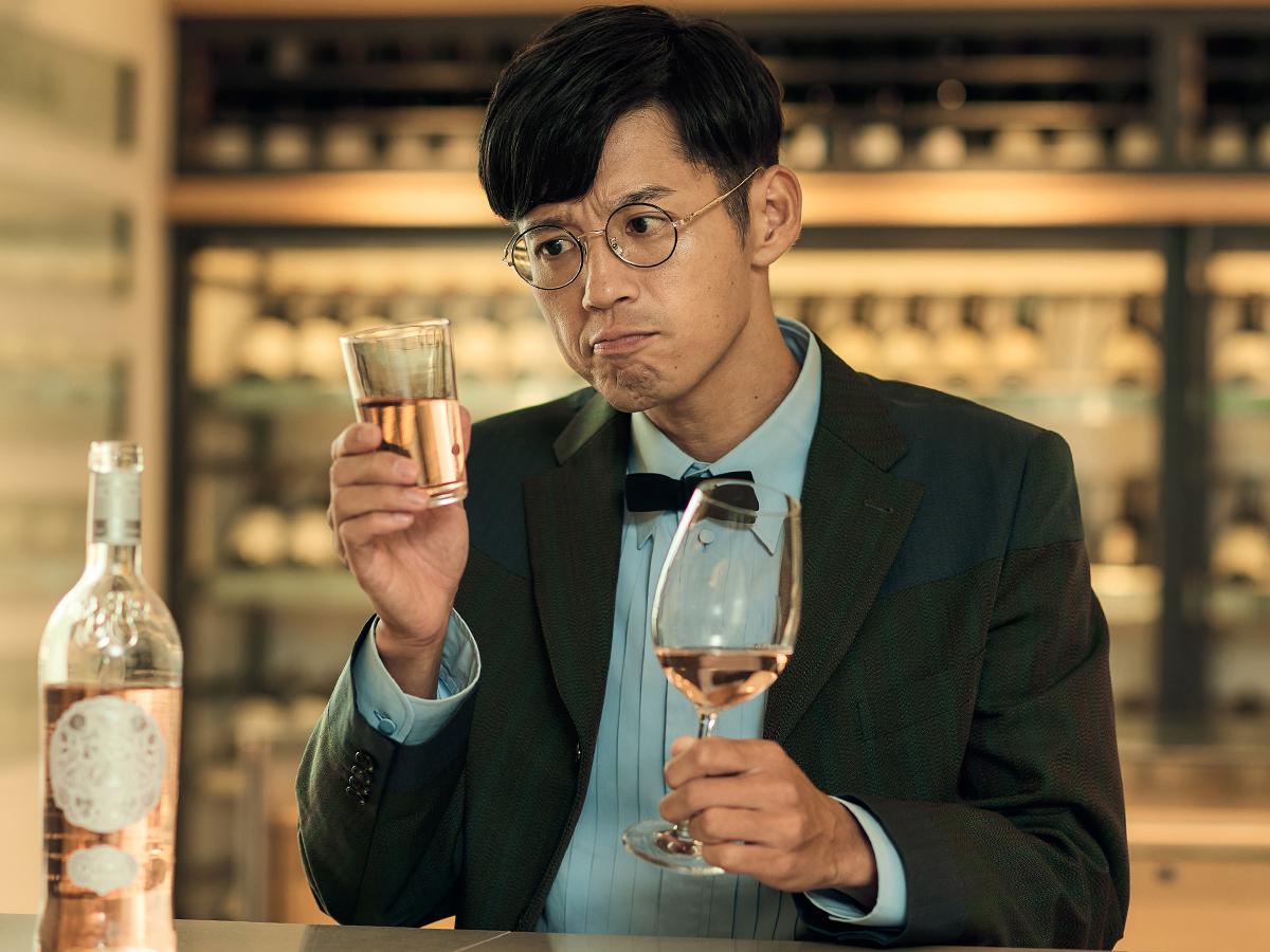 ワイングラスとコップ