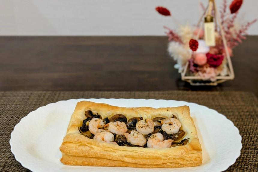 皿に乗ったエビとマッシュルームパイ